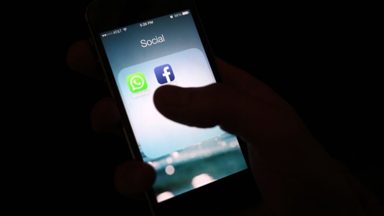 Facebook WhatsUp mobil sociálne siete 1140px (SITA/AP)